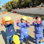 手に絵の具をつけて