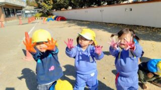 手に絵の具をつけて